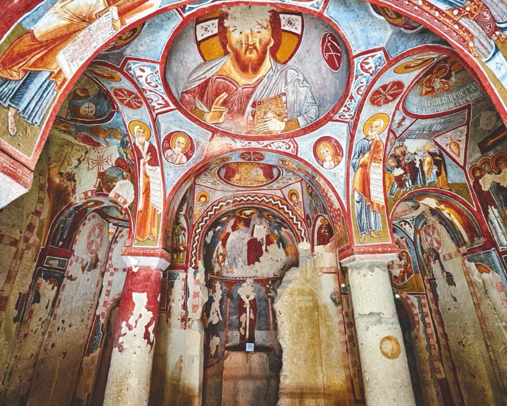 Dini duvar resimleriyle bezeli eski bir Hristiyan mağara kilisesinin içi